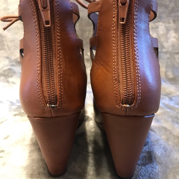 SALE! 💛Leather Sandal!💛 - Picture 3 of 5